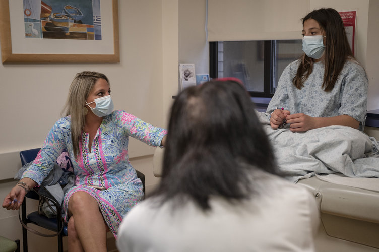 La Dra. Jane Newburger escucha a Sierra Trudeau, y a su madre, Heather, durante una cita en el Hospital Infantil de Boston, el 3 de mayo de 2021. (Foto Prensa Libre: Maddie Malhotra/The New York Times)