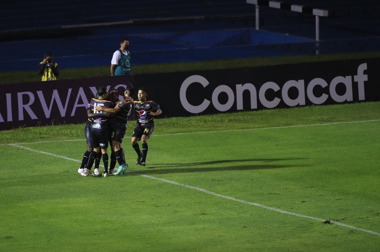 Los jugadores de Once Deportivo festejan el empate contra Comunicaciones. (Foto Prensa Libre: Carlos Hernández)