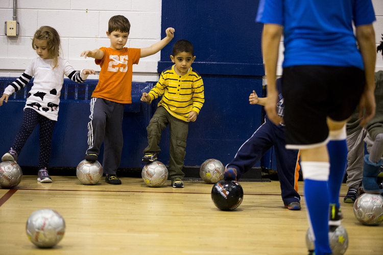 Unos niños aprenden a jugar futbol en un programa de guardería en Manhattan, el 14 de octubre de 2014. (Ozier Muhammad/The New York Times)