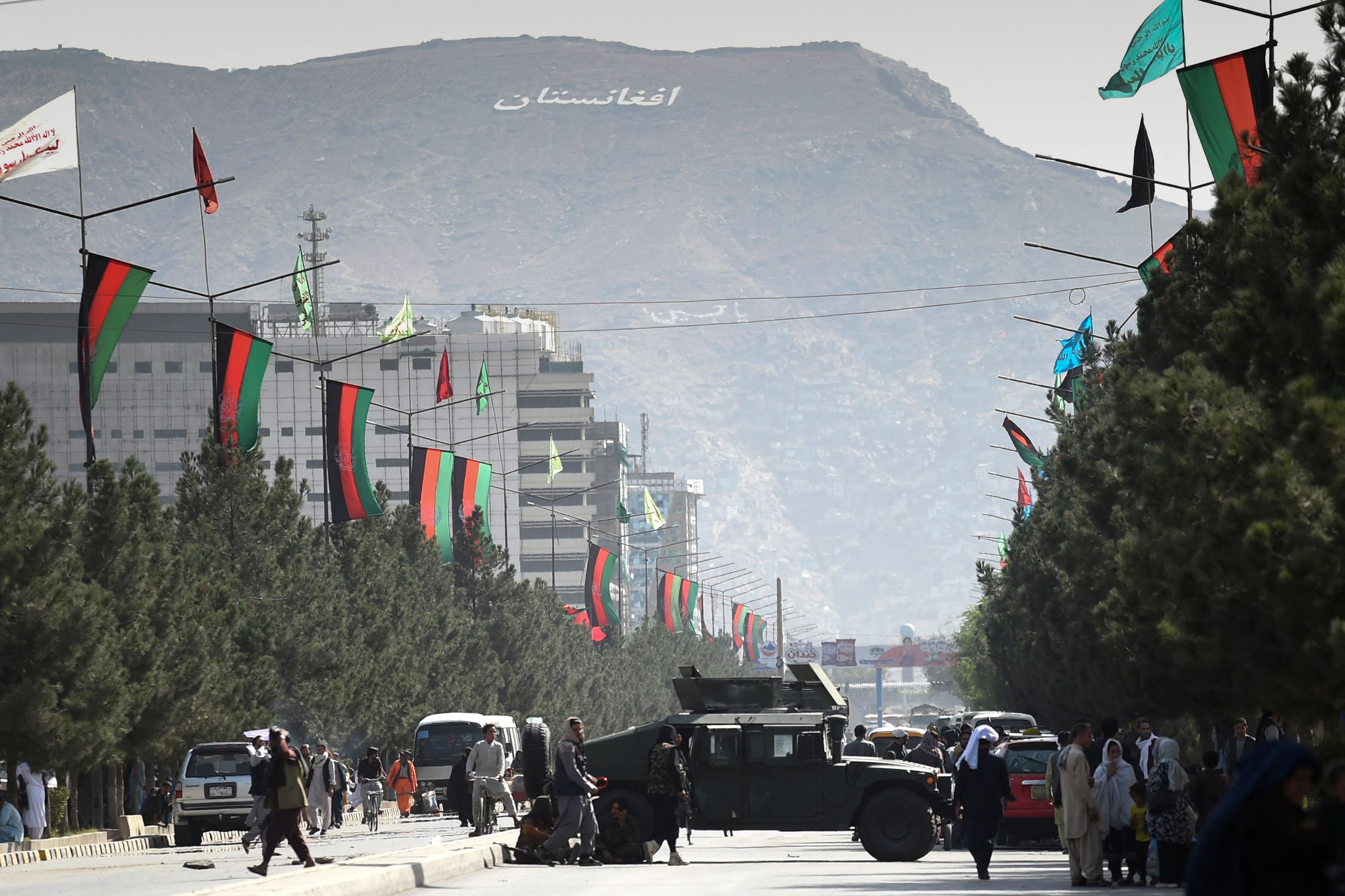 Combatientes talibanes bloquearon una carretera con un vehículo Humvee cerca del aeropuerto de Kabul, el 28 de agosto de 2021, luego de la impresionante toma militar de Afganistán. (Foto Prensa Libre: AFP)