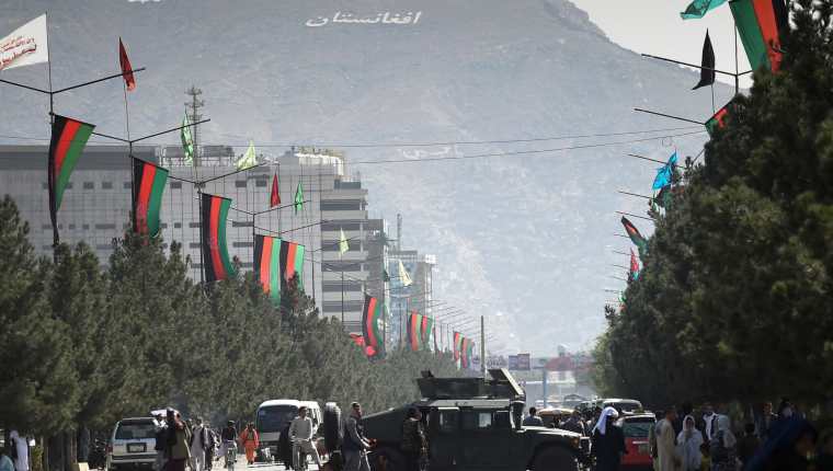 Combatientes talibanes bloquearon una carretera con un vehículo Humvee cerca del aeropuerto de Kabul, el 28 de agosto de 2021, luego de la impresionante toma militar de Afganistán. (Foto Prensa Libre: AFP)