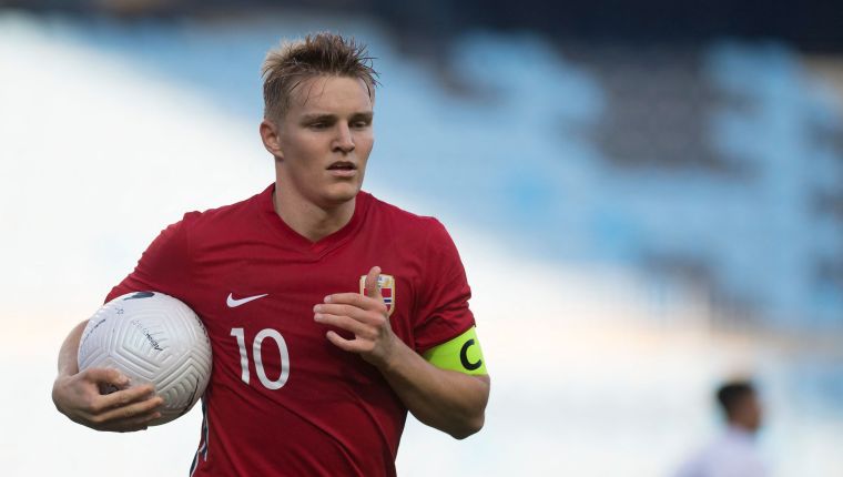 Norway's midfielder Martin Odegaard holds the ball during the international friendly football match between Norway and Greece at La Rosaleda stadium in Malaga in preperation for the UEFA European Championships, on June 6, 2021. (Photo by JORGE GUERRERO / AFP)