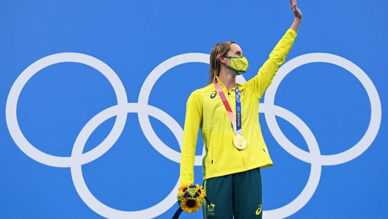 Gold medallist Australia's Emma McKeon poses with her medal on the podium after the final of the women's 50m freestyle swimming event during the Tokyo 2020 Olympic Games at the Tokyo Aquatics Centre in Tokyo on August 1, 2021. (Photo by Attila KISBENEDEK / AFP)