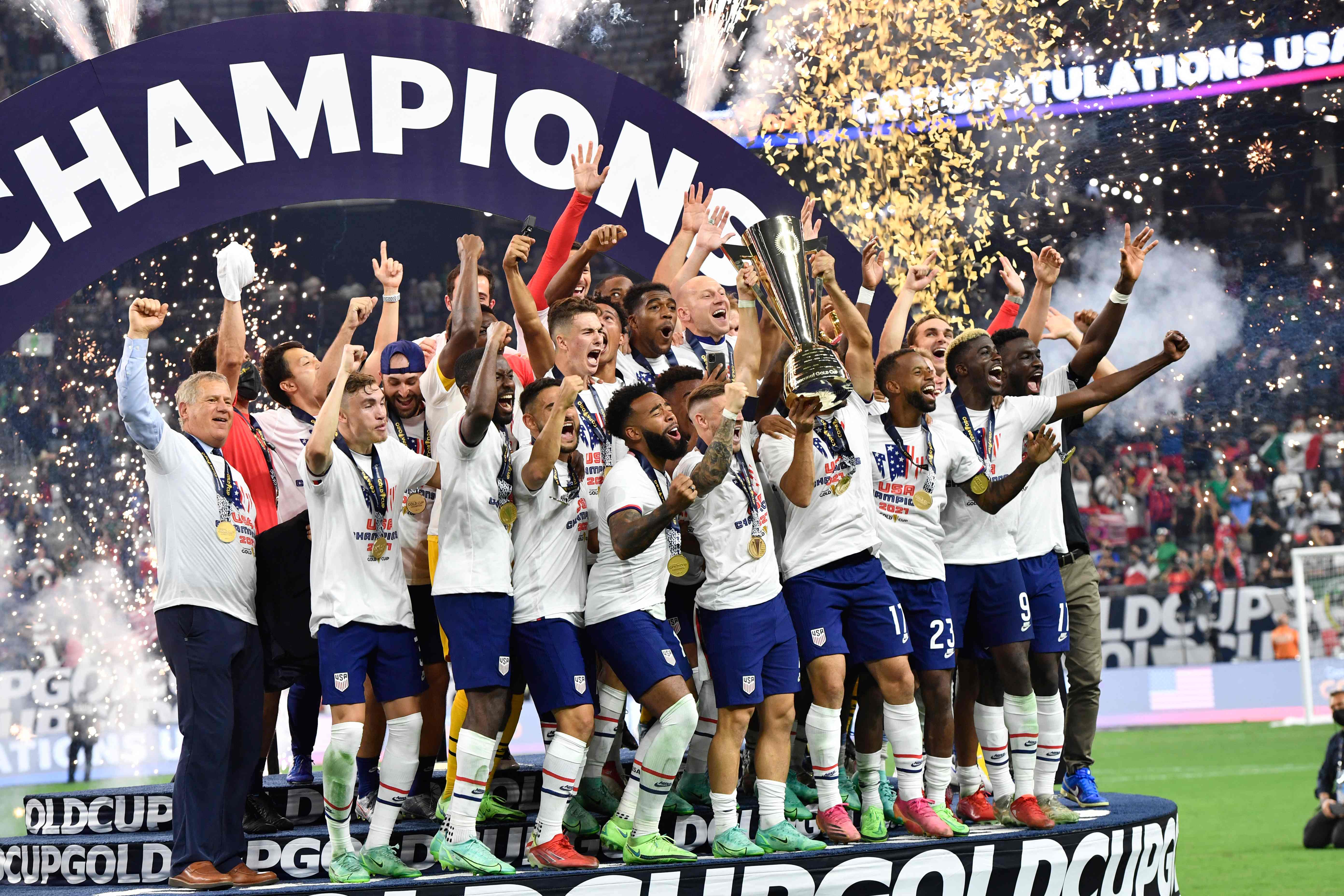 El equipo de Estados Unidos festeja con el trofeo de Copa Oro. (Foto Prensa Libre: AFP)