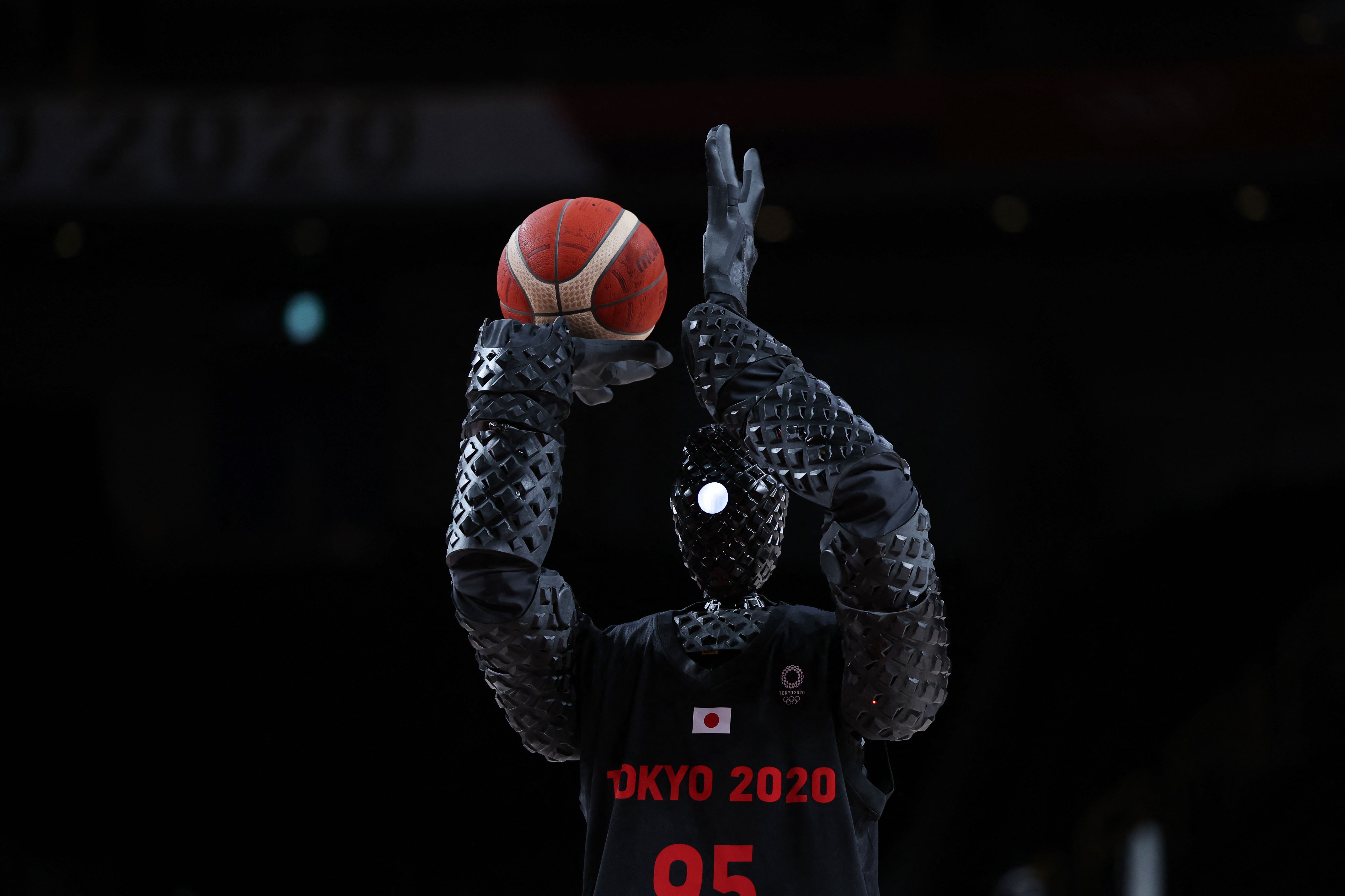 A basketball-playing robot named CUE throws a free shot during half-time in the women's preliminary round group B basketball match between France and USA during the Tokyo 2020 Olympic Games at the Saitama Super Arena in Saitama on August 2, 2021. (Photo by Thomas COEX / AFP)