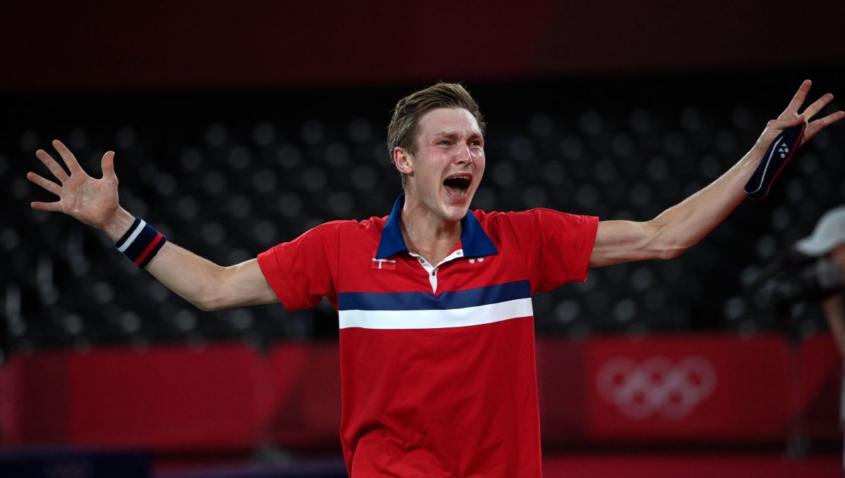TOPSHOT - Denmark's Viktor Axelsen celebrates after beating China's Chen Long to win their men's singles badminton final match during the Tokyo 2020 Olympic Games at the Musashino Forest Sports Plaza in Tokyo on August 2, 2021. (Photo by Alexander NEMENOV / AFP)