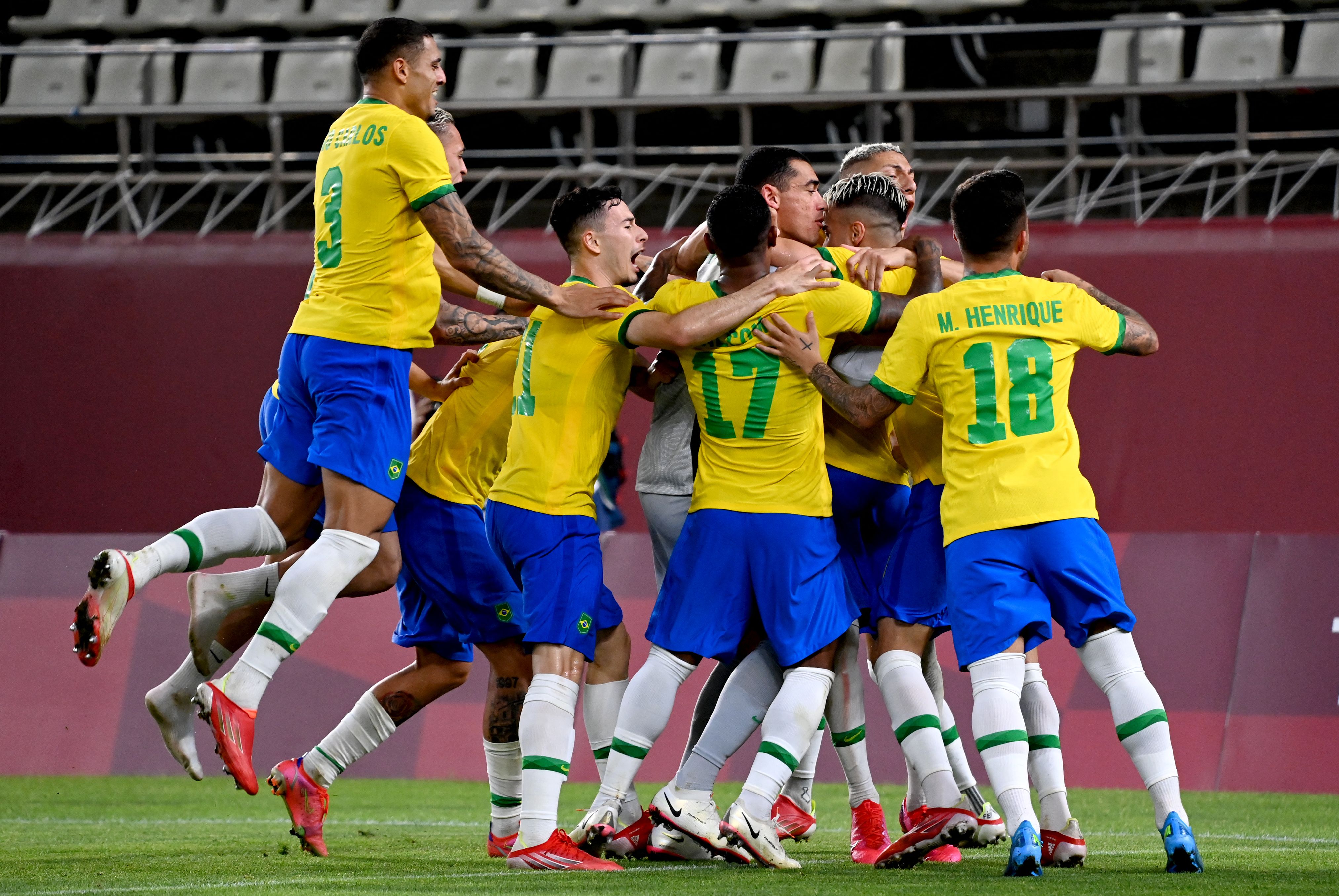 Brazil's players celebrate winning the Tokyo 2020 Olympic Games men's semi-final football match between Mexico and Brazil at Ibaraki Kashima Stadium in Kashima city, Ibaraki prefecture on August 3, 2021. (Photo by MARTIN BERNETTI / AFP)