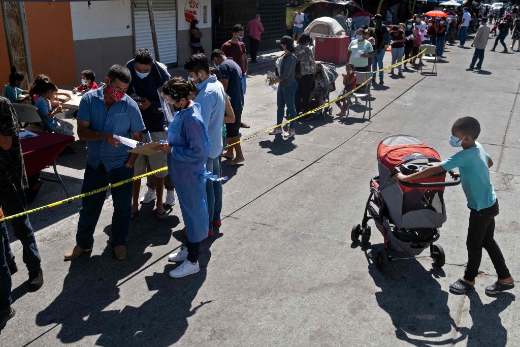México comenzó este martes a vacunar a migrantes contra el coronavirus en Tijuana. (Foto Prensa Libre: AFP)
