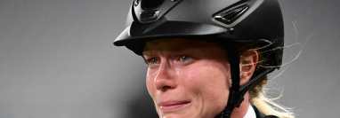 La alemana Annika Schleu llorando en la prueba femenina individual de pentatlón moderno. (Foto Prensa Libre: AFP)