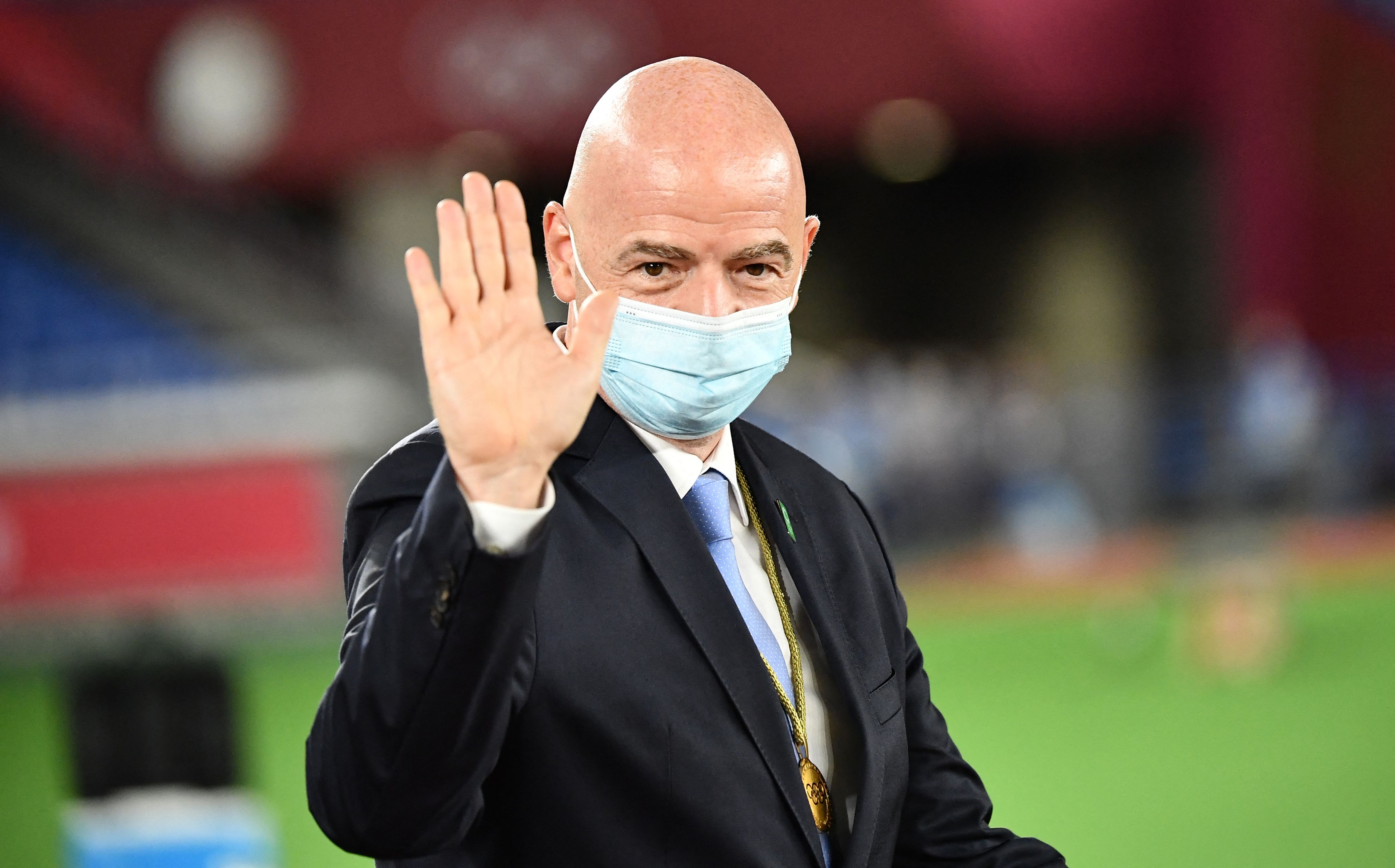 El presidente de la FIFA Gianni Infantino durante la ceremonia de premiación en los pasados Juegos  Olímpicos de Tokio .(AFP)
