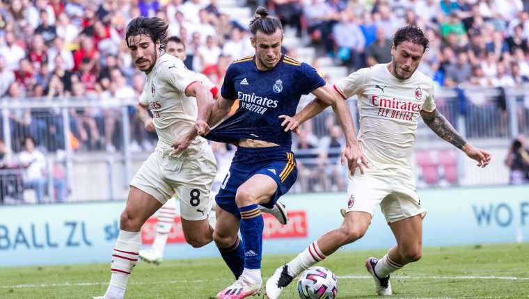 El mediocentro milanista Sandro Tonali (I), el delantero madridista Gareth Bale (C) y el rossoronero Davide Calabria disputan el balón en el último amistoso de los blancos. (Foto Prensa Libre: AFP)