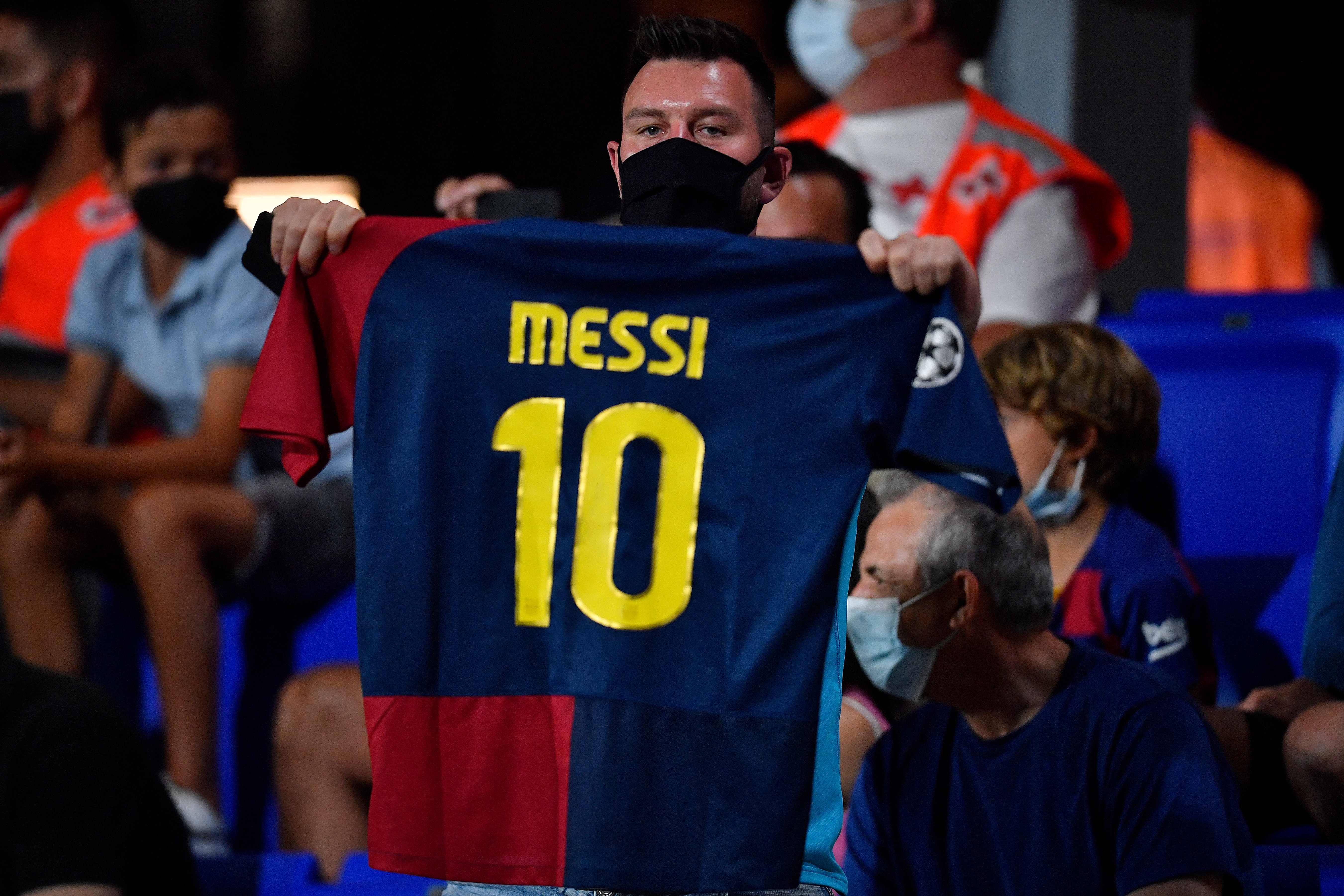 Un aficionado muestra la camiseta con el 10 de Leo Messi. (Foto Prensa Libre AFP)