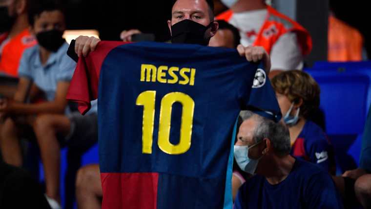 Un aficionado muestra la camiseta con el 10 de Leo Messi. (Foto Prensa Libre AFP)
