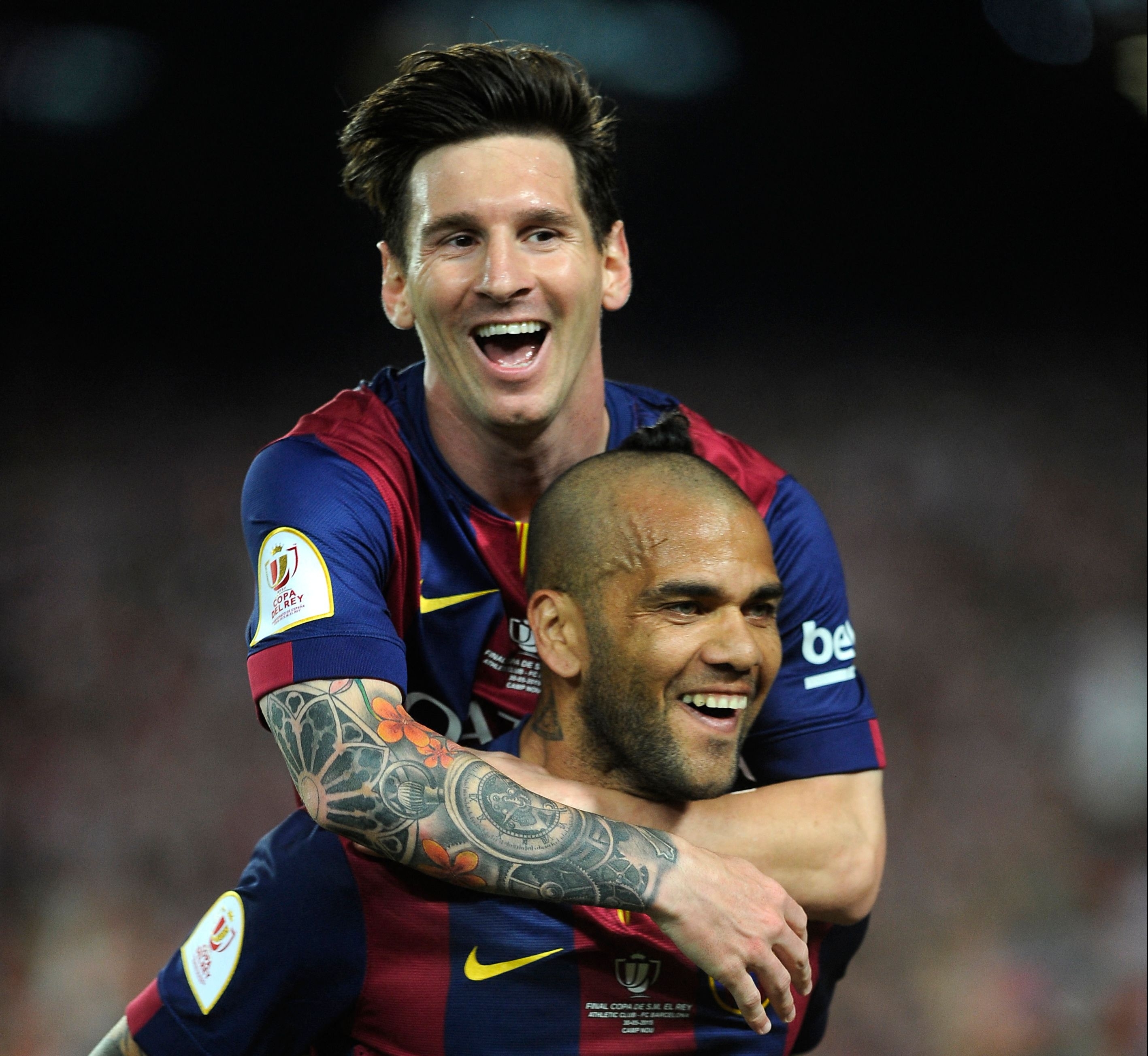 En esta foto tomada el 29 de mayo de  2015, Dani Alves carga a Leo Messi después de haber anotado un gol de un partido de la final de la Copa del Rey ante el Athletic de Bilbao. Alves aseguró en una entrevista que Messi no es feliz en el PSG y espera que vuelva al Barsa. Foto Prensa Libre: AFP.