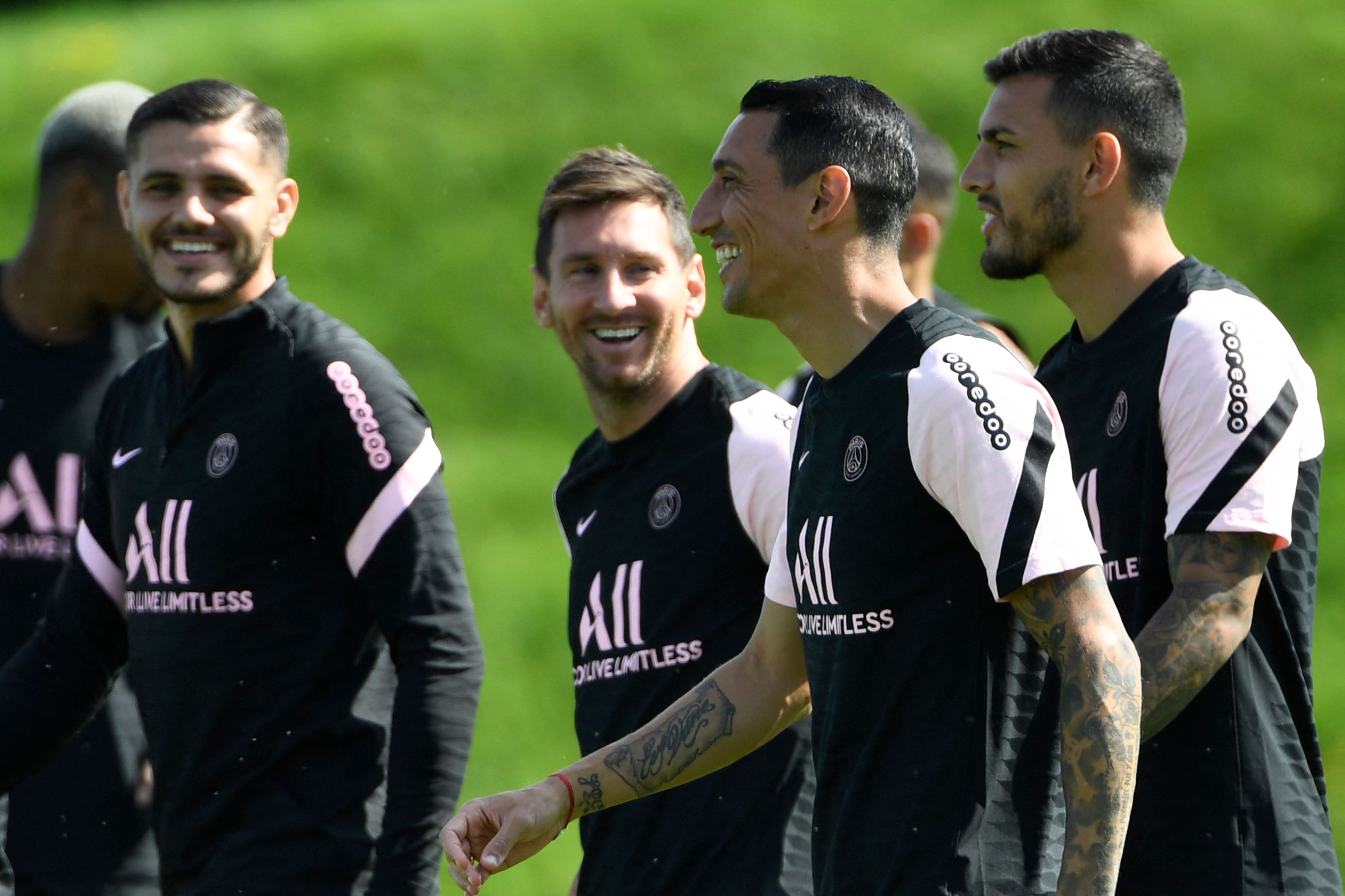 Los argentinos Leandro Paredes, Angel Di Maria, Mauro Icardi y Lionel Messi entrenan en el Camp des Loges. (Foto Prensa Libre: AFP)