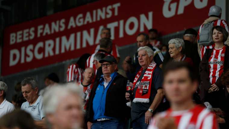 Aficionados del Brentford en la grada antes de enfrentar al Arsenal en la Premier League. (Foto Prensa Libre: AFP)