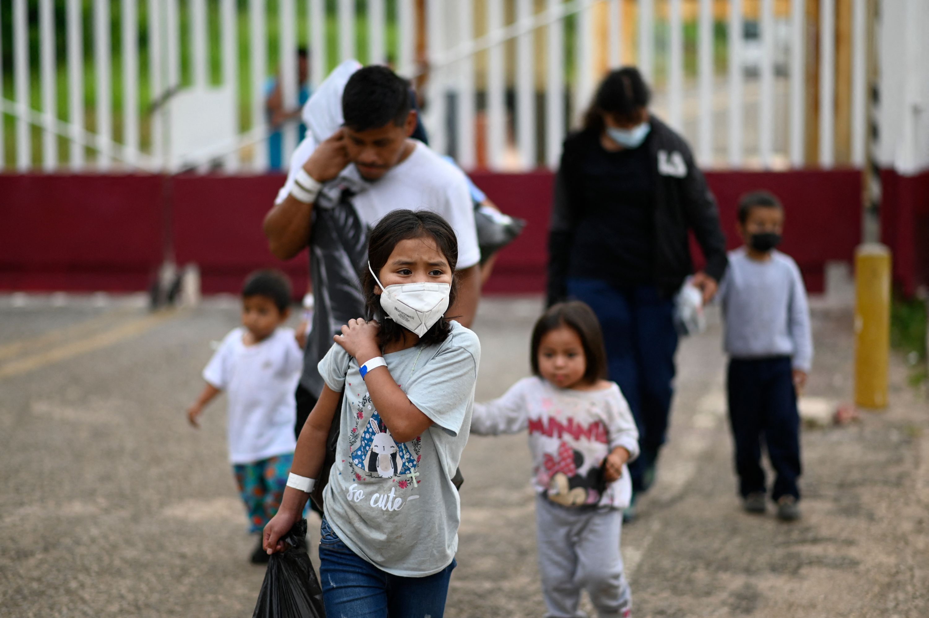 Migrantes arriban a la frontera de El Ceibo, en Petén, a donde son devueltos desde México, procedentes de EE. UU. (Foto Prensa Libre: AFP)