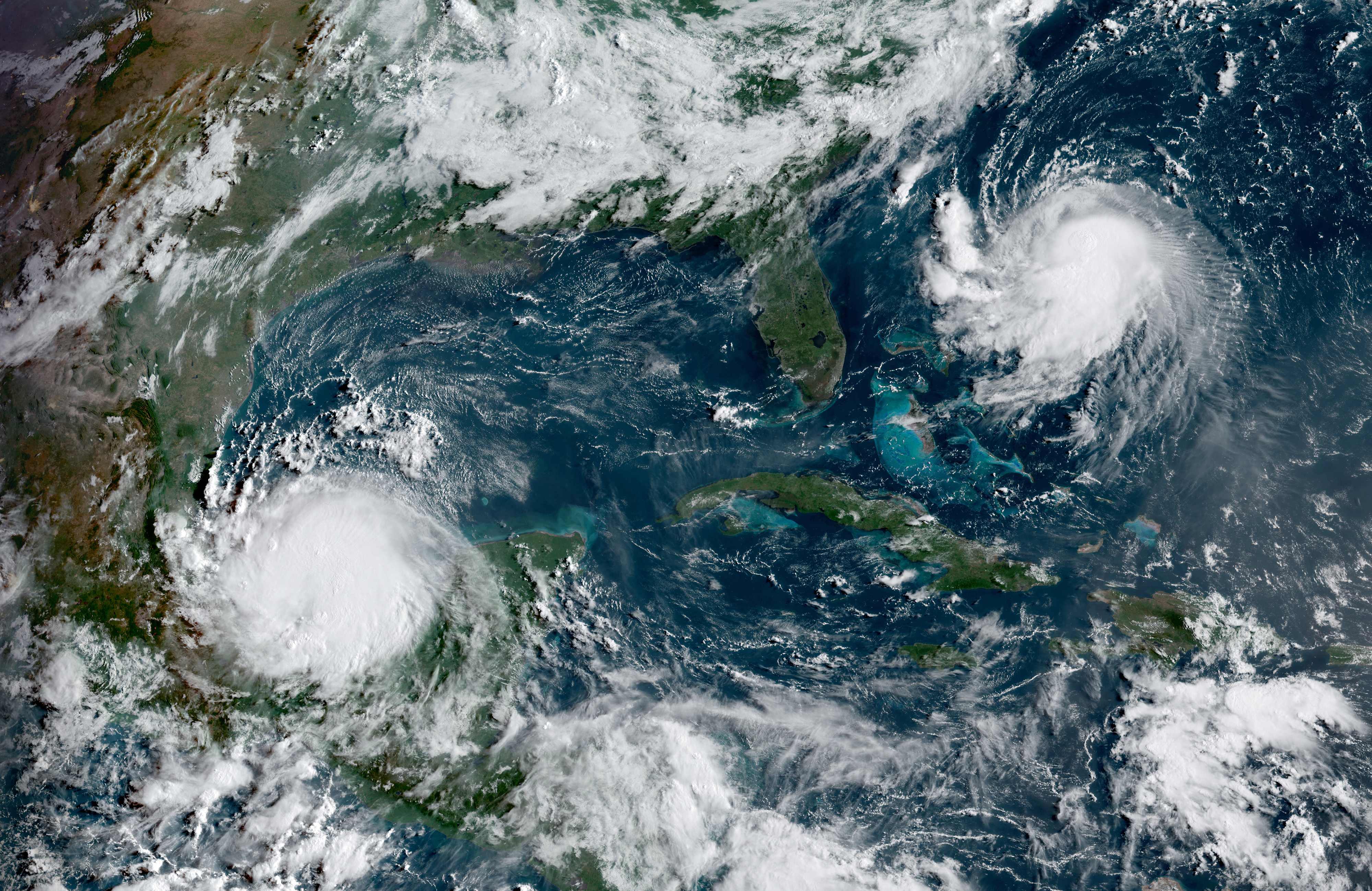 Henri se convirtió en huracán este sábado, mientras sigue su camino a EE. UU. (Foto Prensa Libre: AFP)
