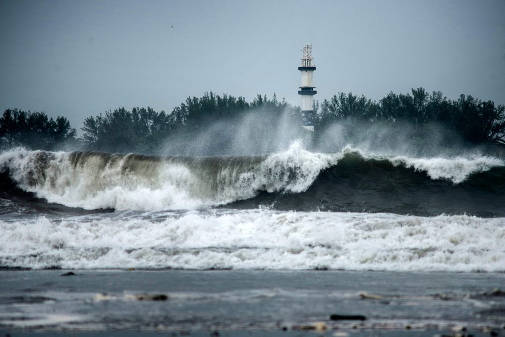 Vista del fuerte oleaje en la Island of Sacrifices por el huracán Grace en Boca del Rio, Veracruz, México. (Foto Prensa Libre: AFP)