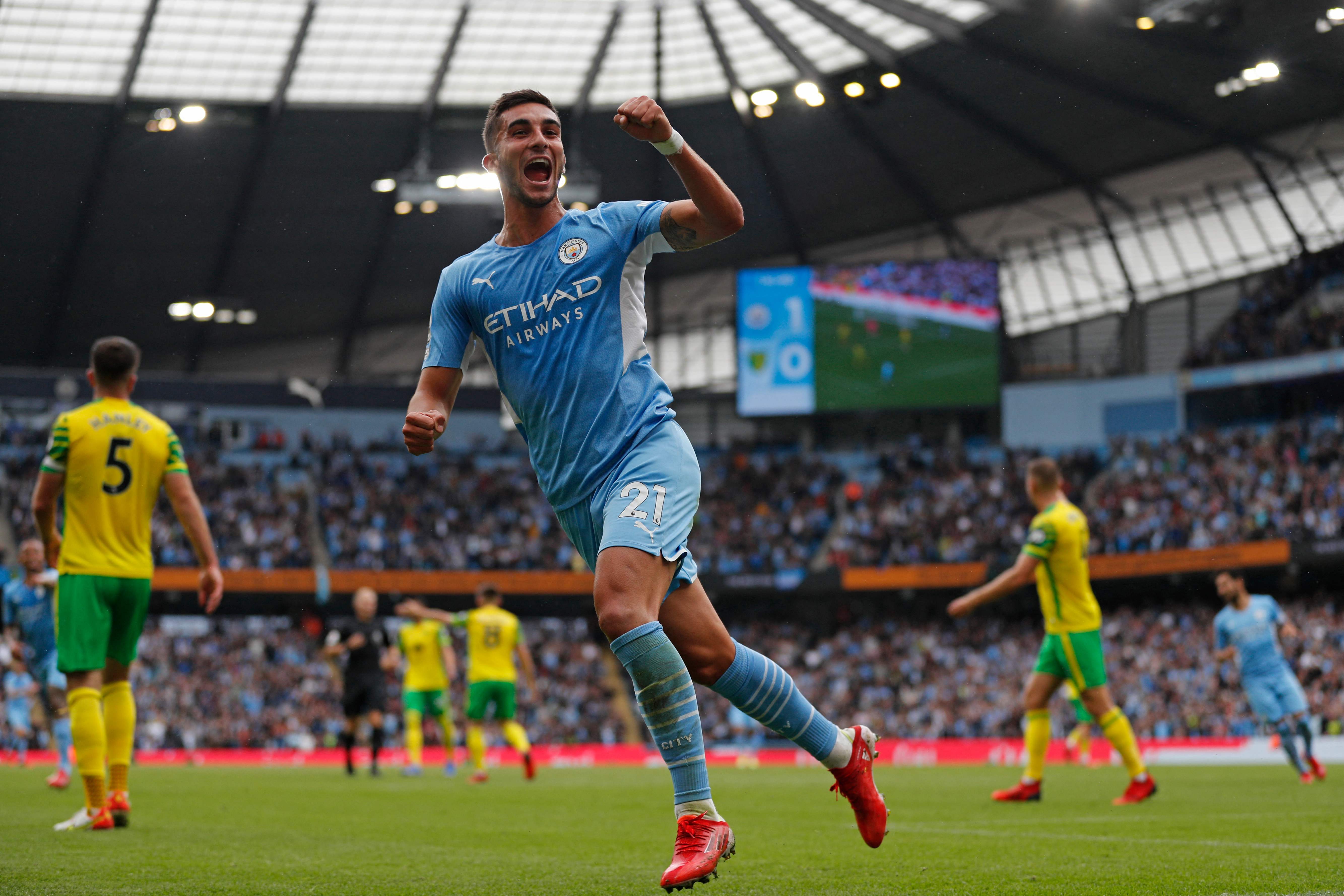 El mediocampista español del Manchester City Ferran Torres celebra después de marcar un gol en la Premier League ante el Norwich City. Foto Prensa Libre: AFP.