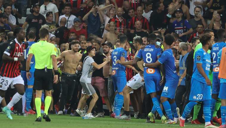 Algunos aficionados del Niza saltaron al campo para agredir a los jugadores del Marsella durante le juego que disputaron el domingo 22 de agosto en el Allianz Riviera. Foto Prensa Libre: AFP.