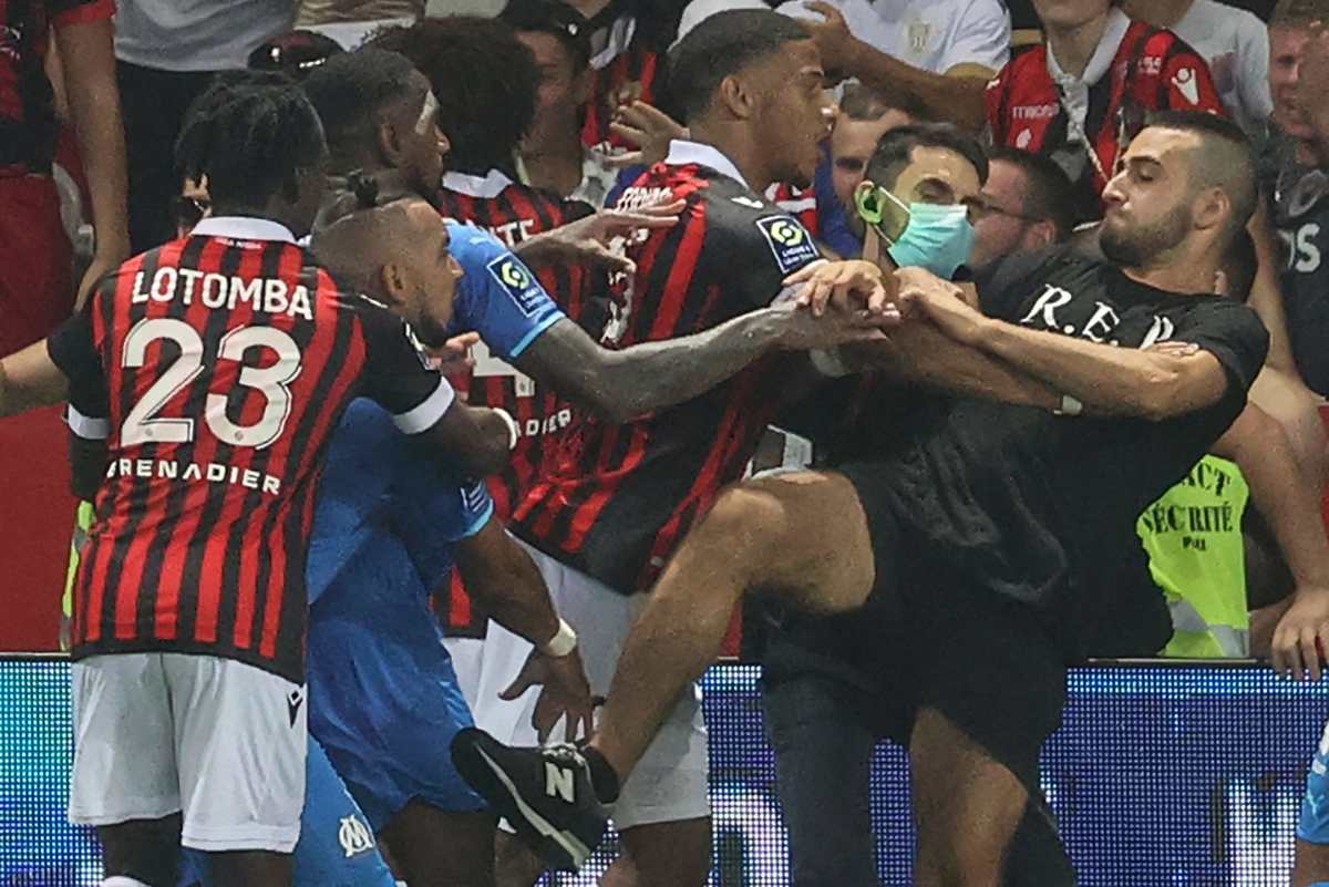 Hinchas del Niza saltan al campo para agredir a los jugadores del Marsella