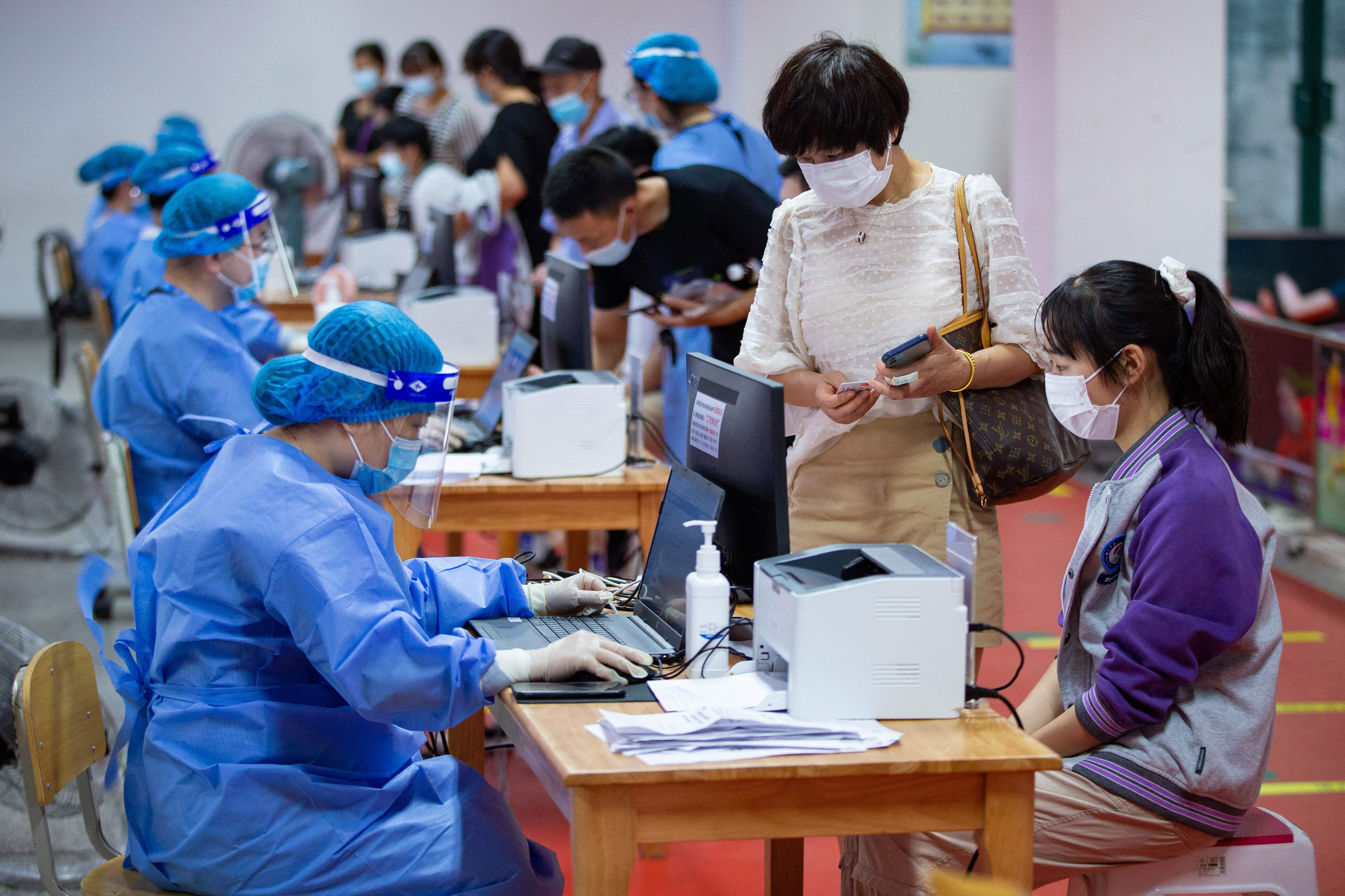 Esta foto tomada el 21 de agosto de 2021 muestra a un estudiante de secundaria preparándose para recibir la vacuna Sinovac Covid-19 en Nanjing, en la provincia oriental china de Jiangsu. (Foto de STR / AFP) / 