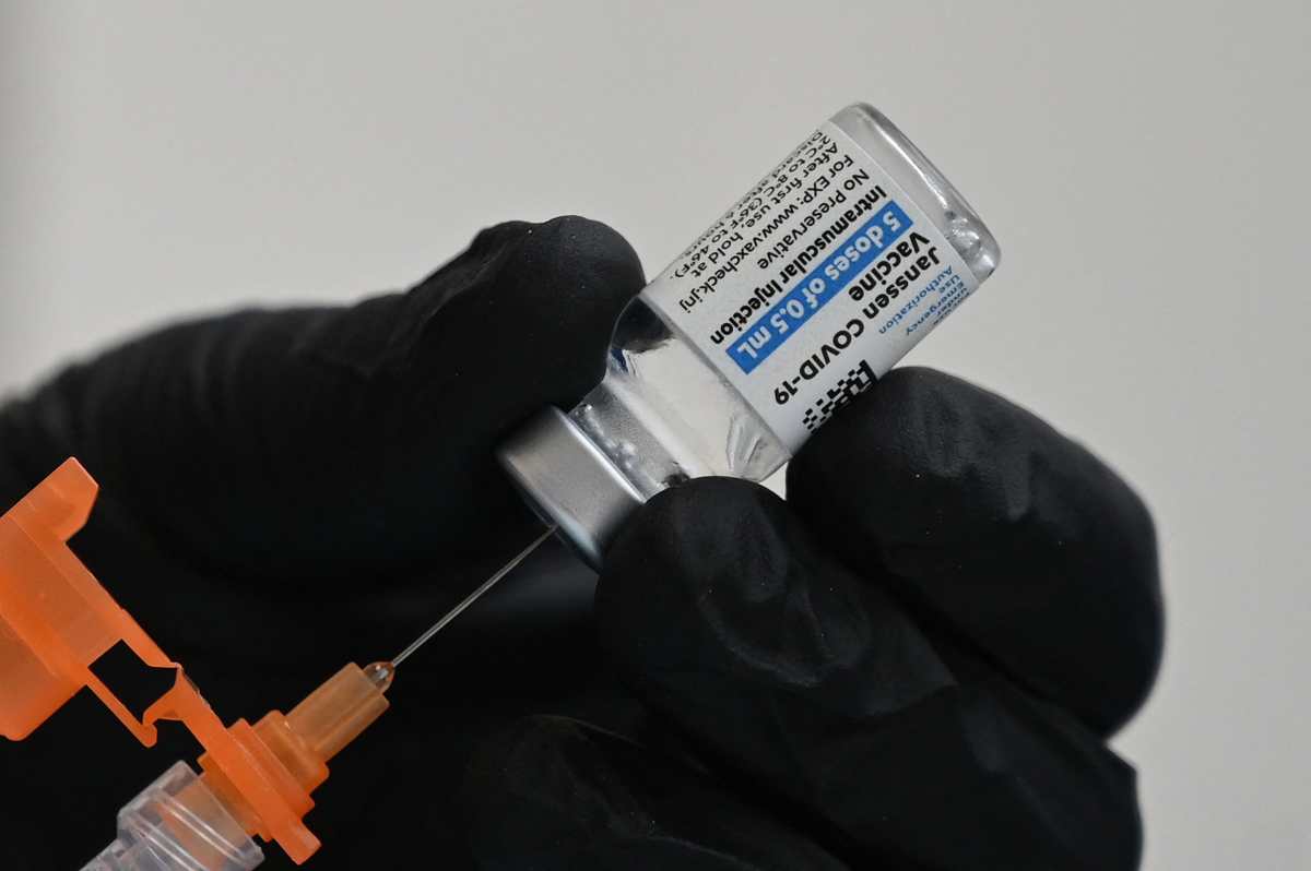 Vacuna de refuerzo de Johnson & Johnson proporcionó nueve veces más anticuerpos contra covid-19 a quienes la recibieron, revela estudio inicial