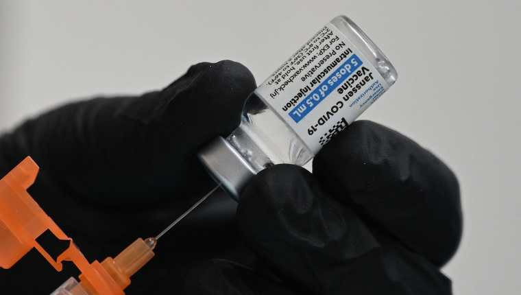 Foto de archivo de una vacuna Johnson & Johnson contra el coronavirus.  (Foto Prensa Libre: AFP)