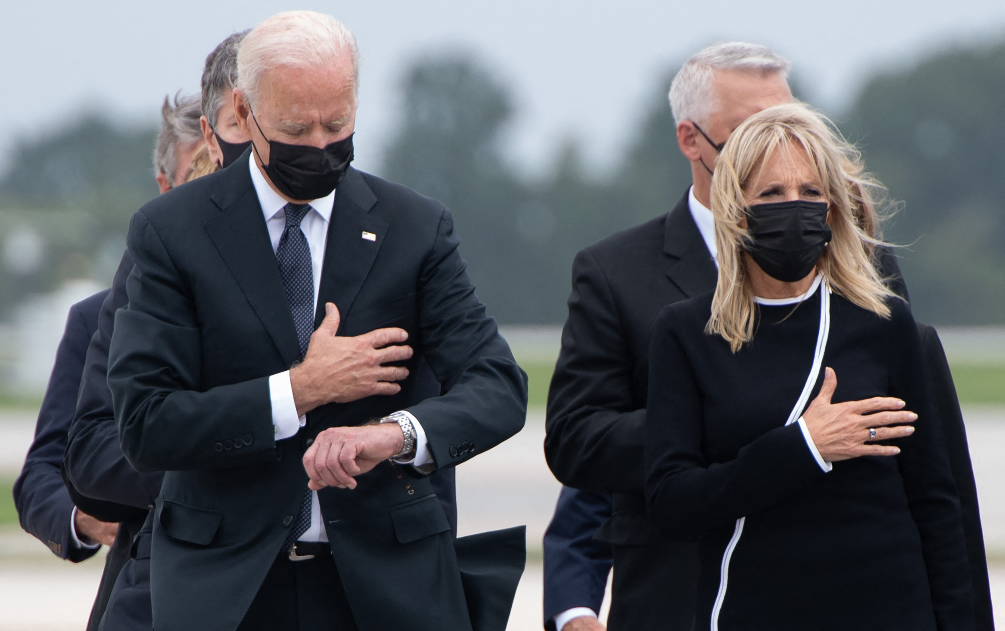 El presidente Joe Biden es acompañado por su esposa Jill, mientras asisten al traslado digno de los restos de los soldados caídos en Afganistán, en la Base de la Fuerza Aérea de Dover en Dover, Delaware. (Foto Prensa Libre: AFP)