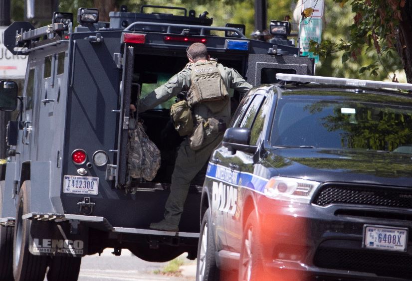 Los agentes de policía mantienen un perímetro alrededor de una amenaza de bomba cerca de la Biblioteca del Congreso y el Capitolio de los EE. UU. (Foto Prensa Libre: EFE)