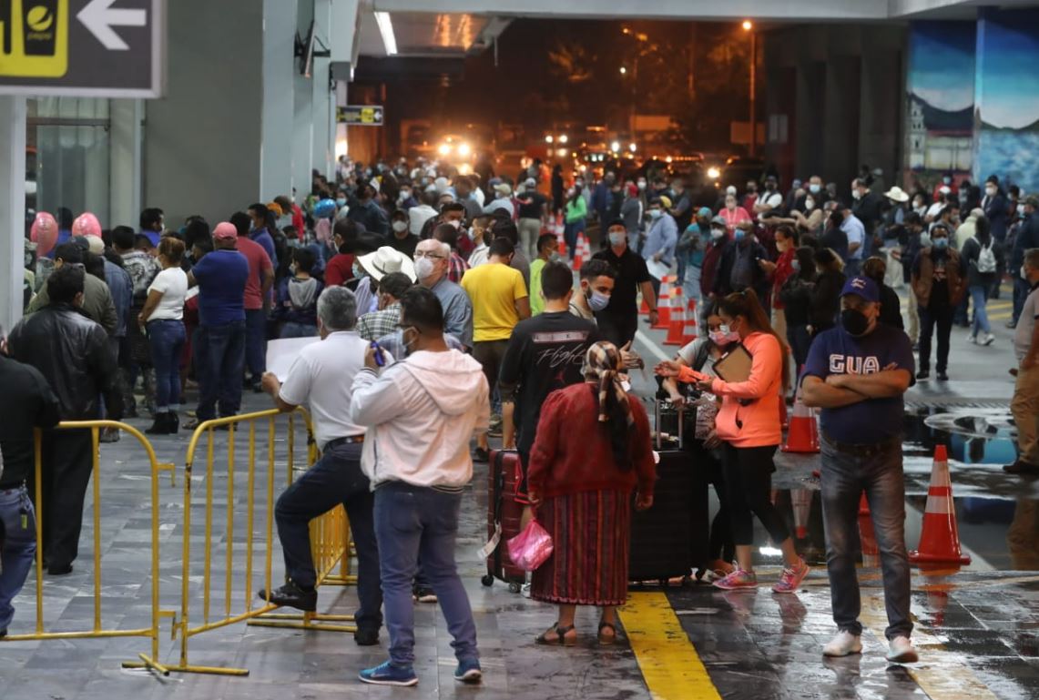 Afluencia de personas en el Aeropuerto Internacional La Aurora el primer día de toque de queda nocturno, el 15 de agosto de 2021. (Foto Prensa Libre: Érick Ávila)