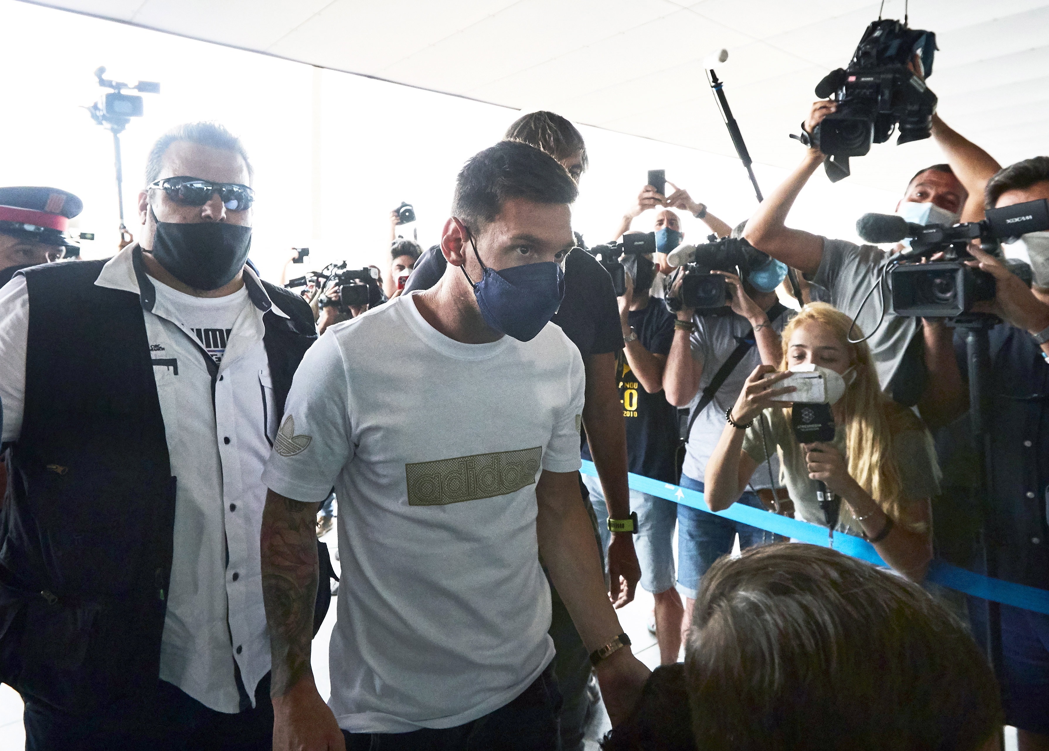 Messi es captado por periodistas en el aeropuerto de Barcelona cuando toma un vuelo privado hacia París. (Foto Prensa Libre: EFE)