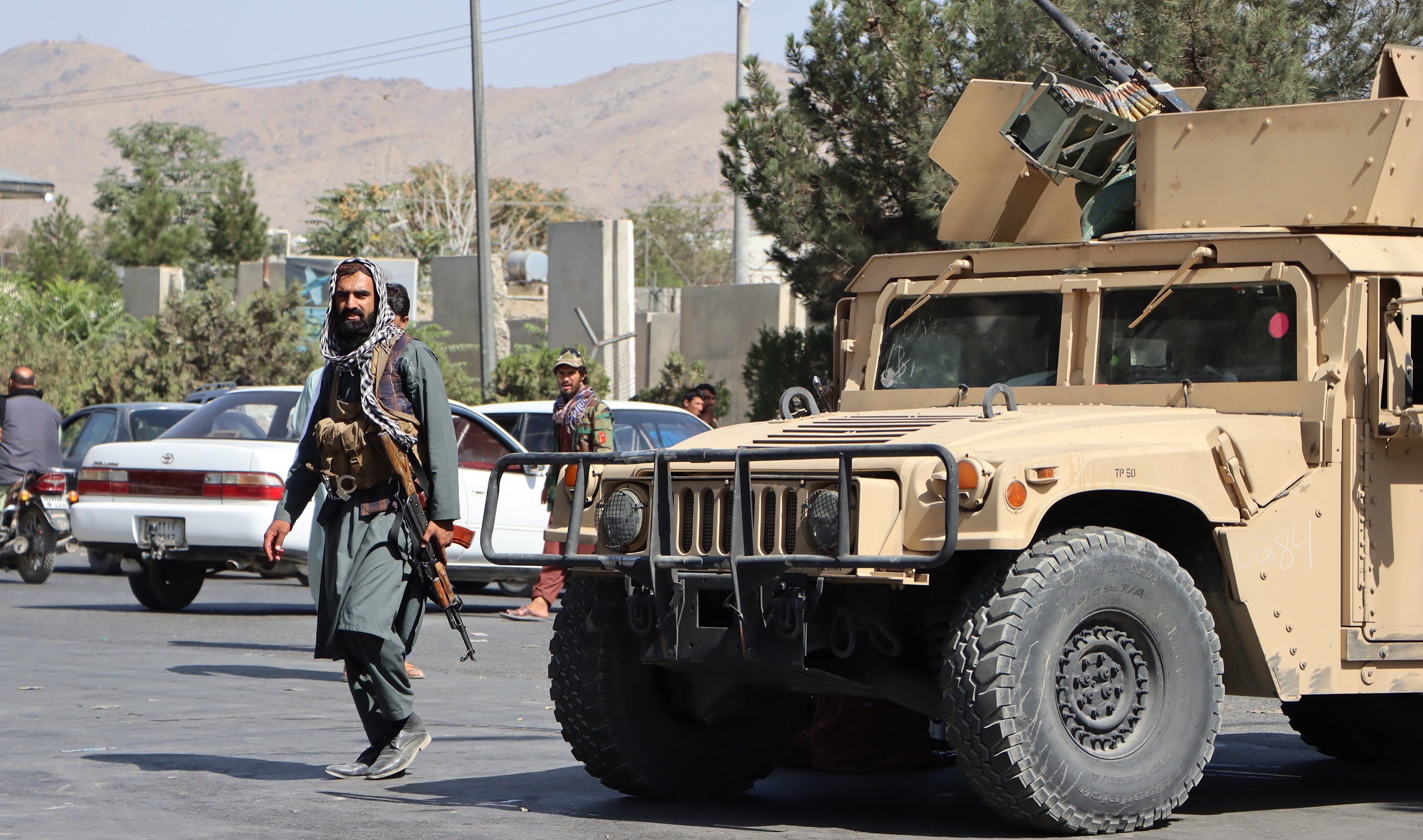 Talibanes montan guardia y bloquean la carretera al aeropuerto Hamid Karzai un día después de las mortíferas explosiones, en Kabul, Afganistán. (Foto Prensa Libre: EFE)