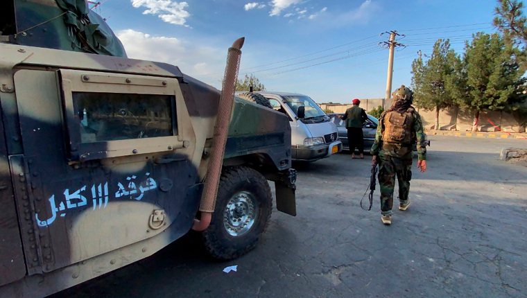 Kabul (Afghanistan), 29/08/2021.- Taliban stand guard outside the Hamid Karzai International Airport in Kabul, Afghanistan, 29 August 2021. The process of withdrawing the 5,000 United States military personnel deployed to Kabul's airport for the evacuation of Americans and Afghan allies is under way in the face of 'very real' threats of additional attacks such as the one two days ago that left some 200 people dead, the Pentagon said 28 August. More than 117,000 people have departed from the Kabul airport since the 'massive military, diplomatic, security and humanitarian undertaking' began following the fall of the capital to the Taliban on 15 August. (Atentado, Afganistán, Estados Unidos) EFE/EPA/STRINGER
