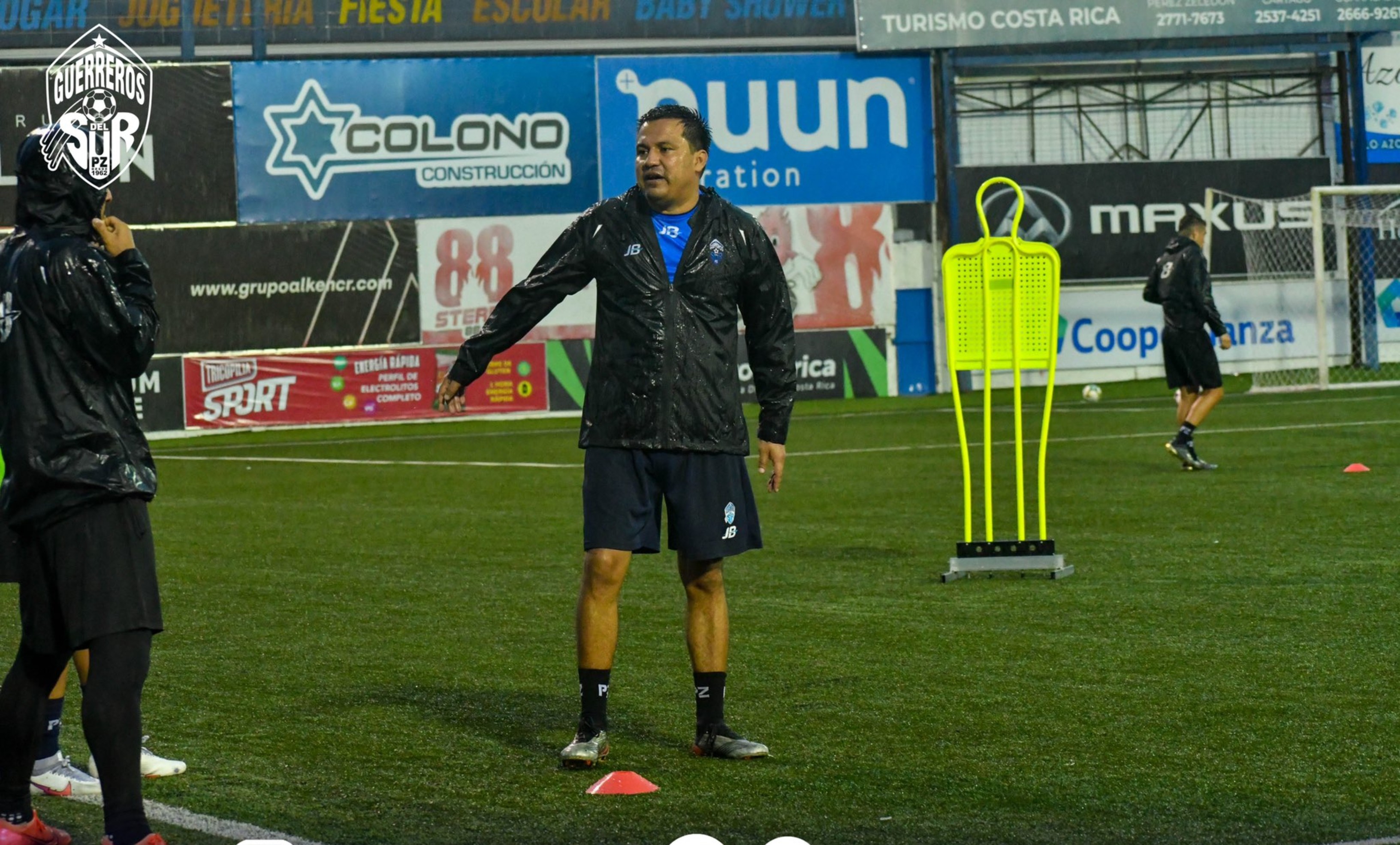 El técnico nacional, Amarini Villatoro, durante una de las prácticas con su nuevo equipo, el Municipal Pérez Zeledón de Costa Rica. Foto Pérez Zeledón.