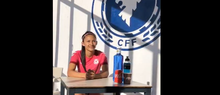 Andrea Álvarez durante su primera entrevista con el Zaragoza CFF. (Foto Prensa Libre: Captura video Zaragoza CFF)