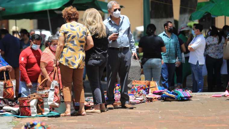 Autoridades de Antigua Guatemala destacan que es obligatorio el uso de la mascarilla en su municipio para evitar la expansión del covid-19. (Foto Prensa Libre: Byron García) 