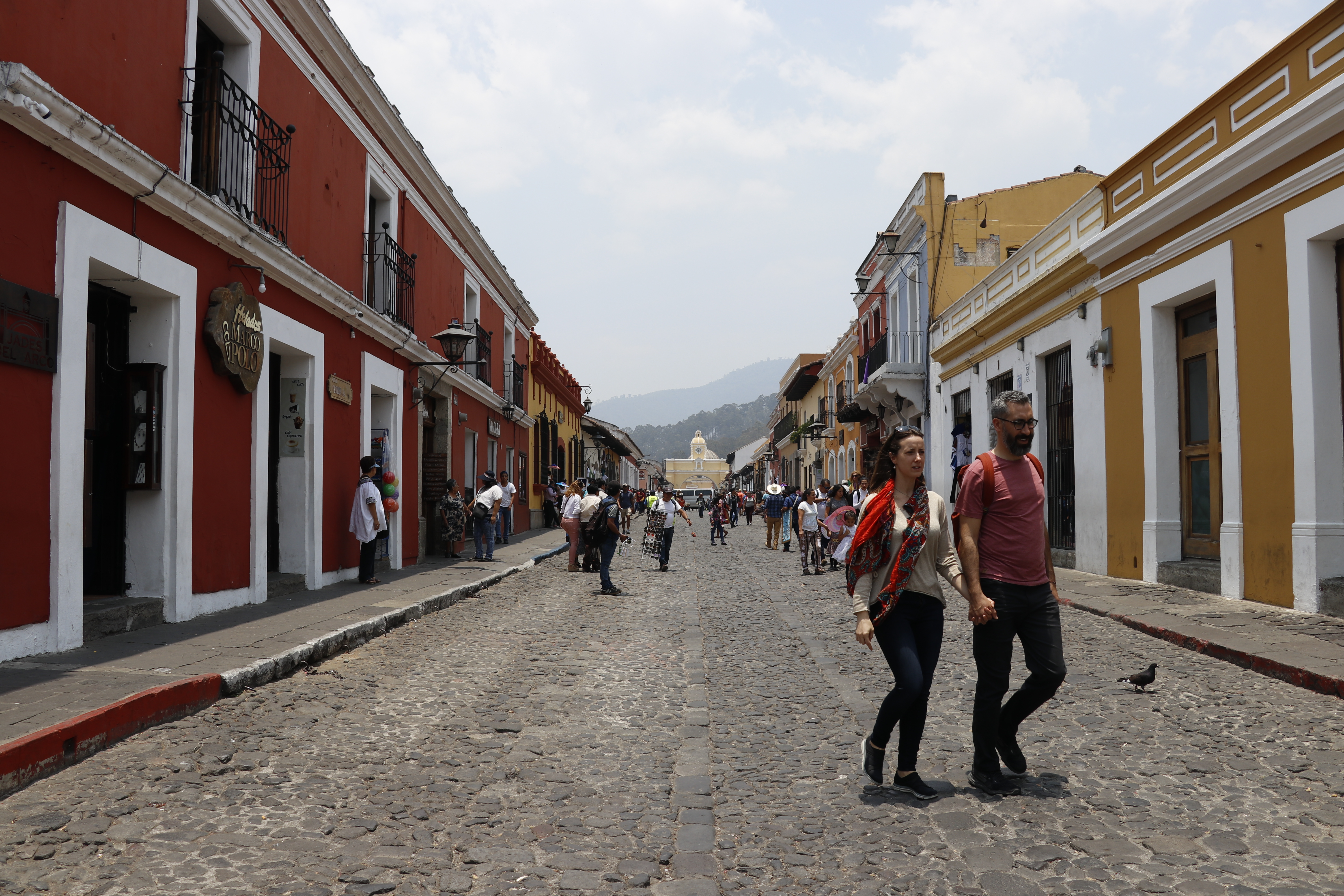 Los negocios en Antigua Guatemala reportan afluencia de visitantes salvadoreños por el periodo de fiestas agostinas. (Foto Prensa Libre: Hemeroteca)  