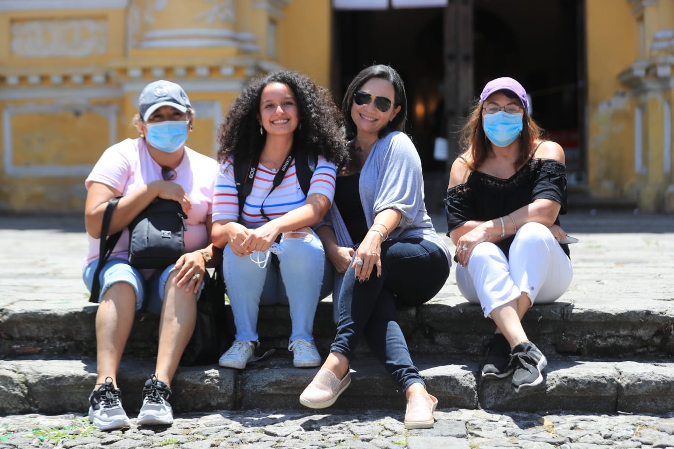 En Antigua Guatemala se pudo observar a grupos familiares de El Salvador quienes llegaron de vacaciones. (Foto Prensa Libre: Byron García)