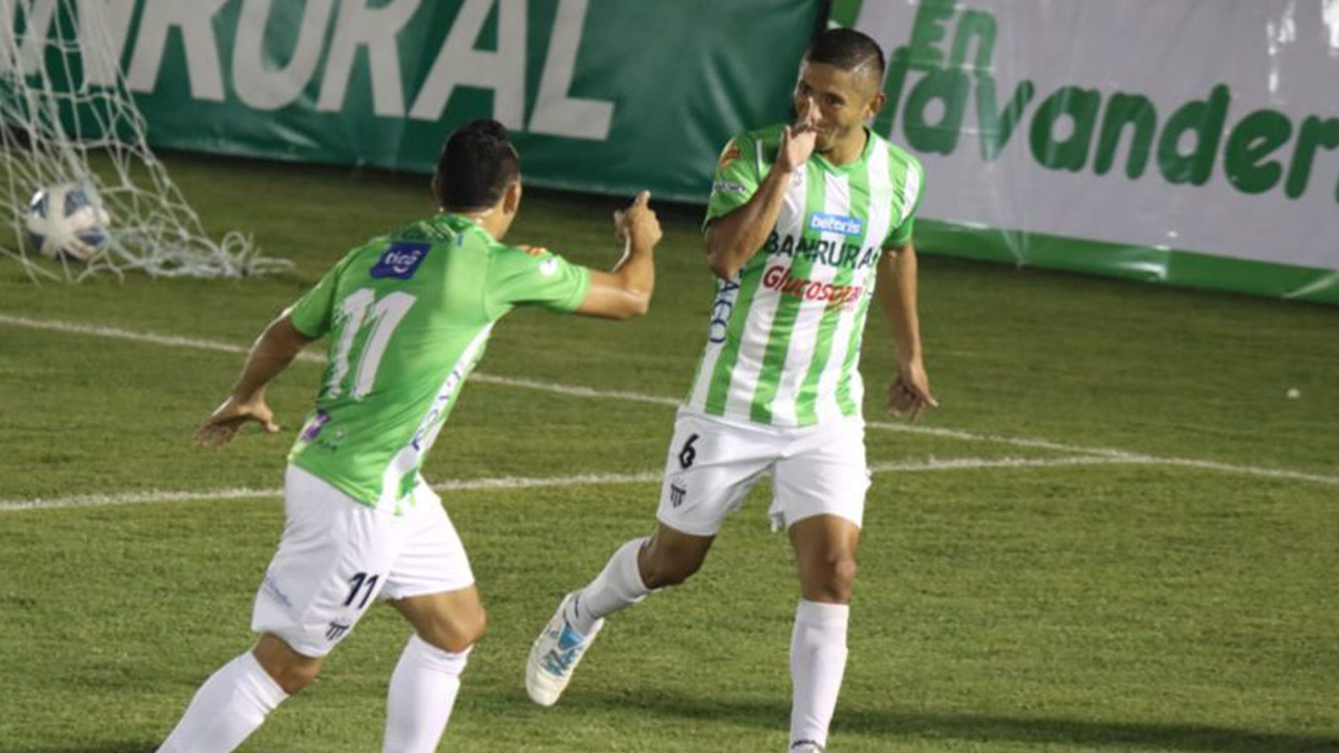 Carlos Mejía celebra una de las dos anotaciones que consiguió en la victoria 4-0 ante Xelajú. (Foto Prensa Libre: FutbolerosGT)