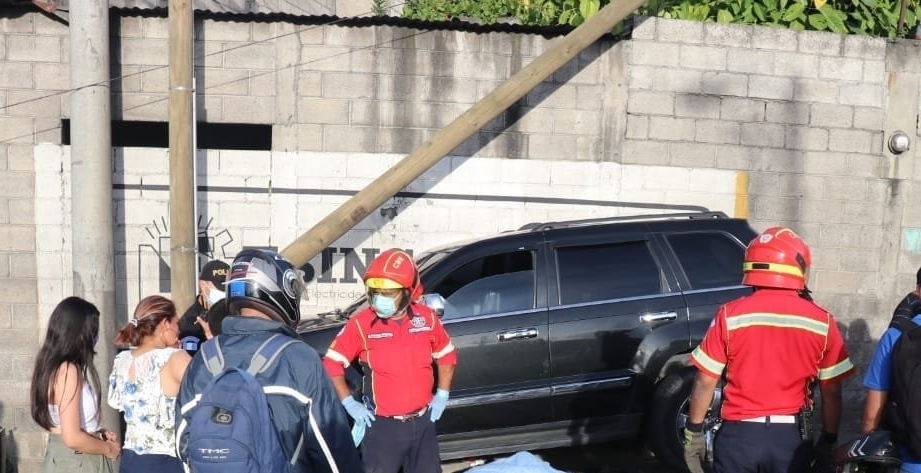 La persona arrollada ya no pudo ser auxiliada por socorristas debido a la gravedad de las heridas. (Foto Prensa Libre: Bomberos Municipales)