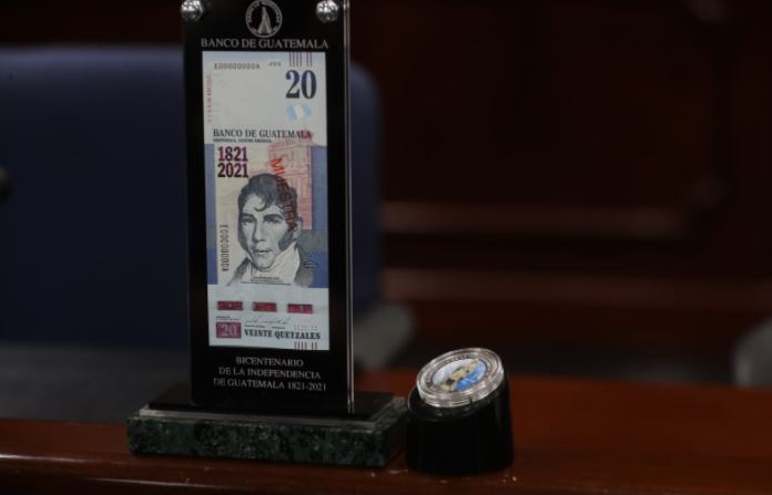 Muestra del billete y moneda conmemorativa por el Bicentenario de Guatemala. (Foto Prensa Libre: Erick Ávila) 