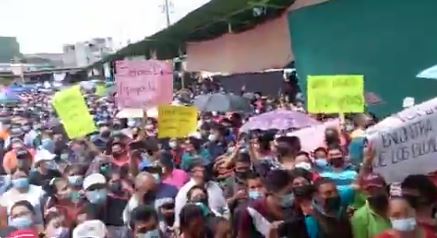 Vendedores manifiestan contra los bloqueos en La Terminal en la capital. (Foto Prensa Libre: La Red) 