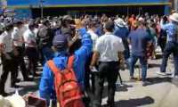 Supuestos vendedores de La Terminal llegan a manifestación en la Calle Martí con la intención de impedir manifestación. (Foto Prensa Libre: Fernando Cabrera) 