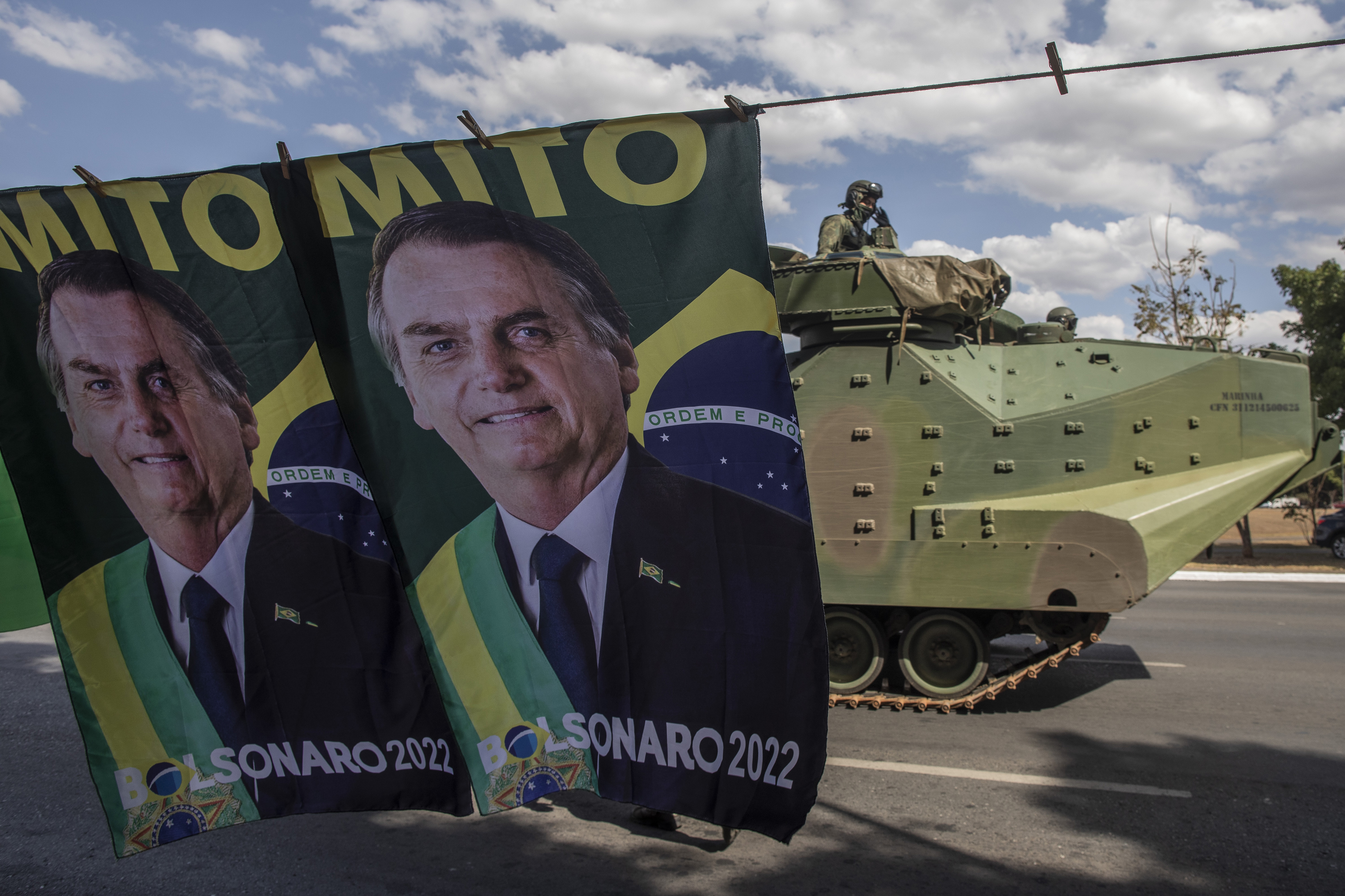tanque en un desfile pasa por delante de las pancartas de la campaña del presidente Jair Bolsonaro en Brasilia, Brasil, el martes 10 de agosto de 2021. (Foto Prensa Libre: Victor Moriyama/The New York Times)
