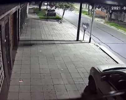 Video: así fue la persecución y tiroteo entre policías y tres asaltantes que robaron un auto