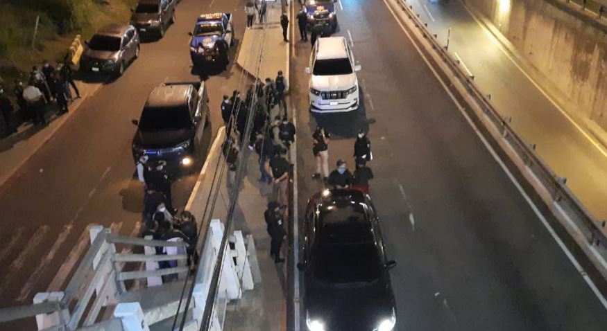 Captura de supuestos secuestradores en el kilómetro 5 de la ruta al Atlántico. (Foto Prensa Libre: PNC) 