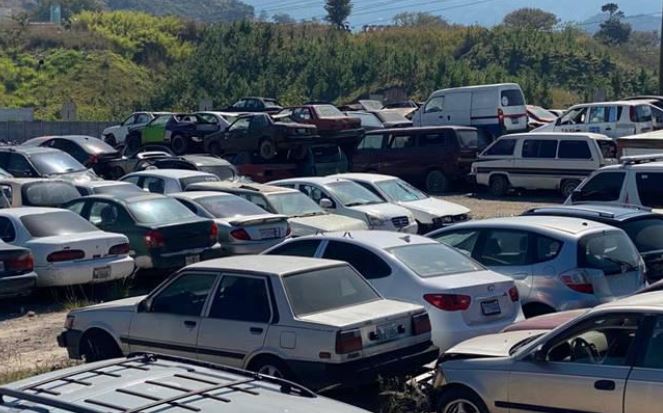 Algunos vehículos chatarra y para desarme serán subastados por la Municipalidad de Guatemala. En la imagen vehículos subastados por esa entidad recientemente. (Foto Prensa Libre: Cortesía comuna capitalina)