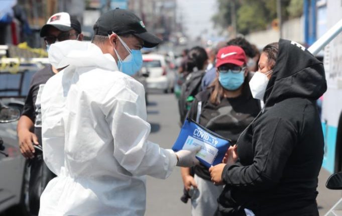 El Ministerio de Salud trabaja en un listado de productos que luego analizará el Mineco para establecer precios relacionados al tratamiento del covid-19. (Foto Prensa Libre: Hemeroteca)